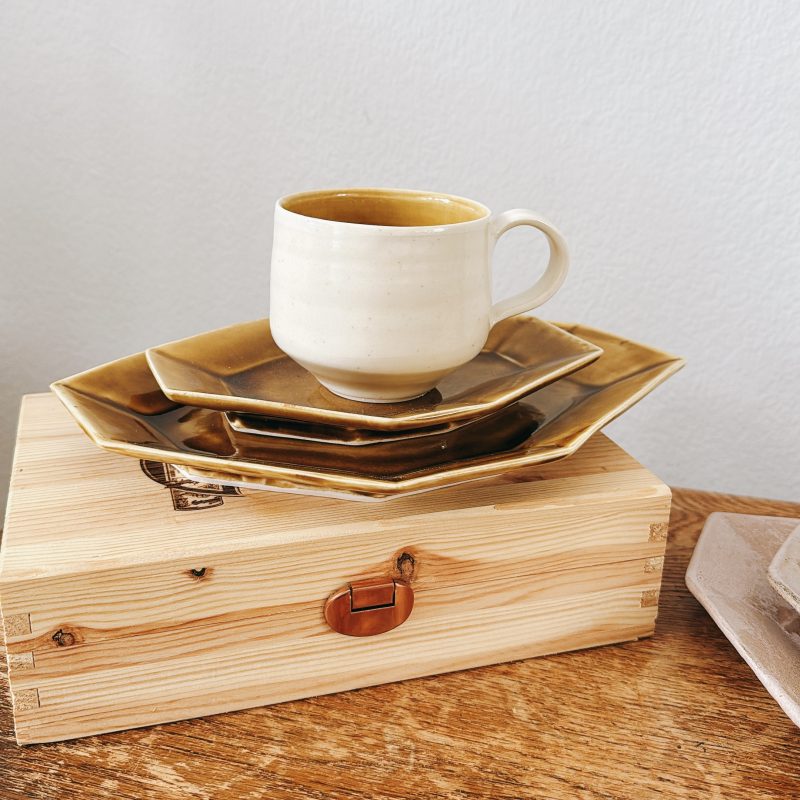 Medium plate (honey glaze)